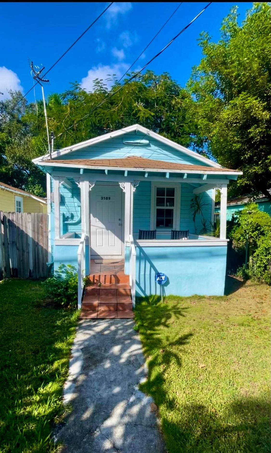 Key West Style Historic Home In Coconut Grove Florida, The Blue House マイアミ エクステリア 写真