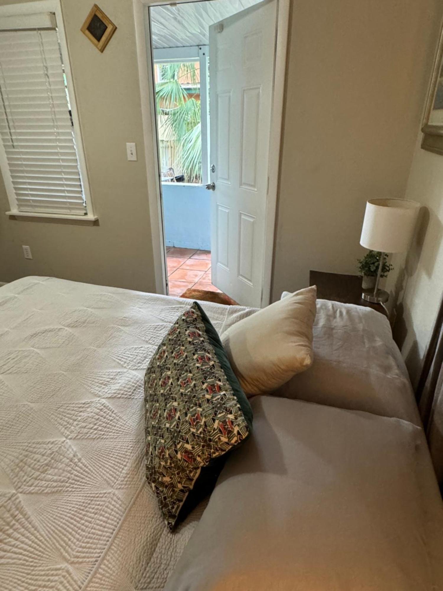 Key West Style Historic Home In Coconut Grove Florida, The Blue House マイアミ エクステリア 写真